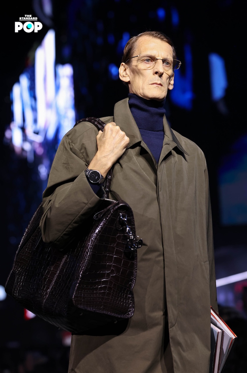 ภาพ Paris Hilton เดินแบบบนรันเวย์ Gucci Core ที่ Times Square 1