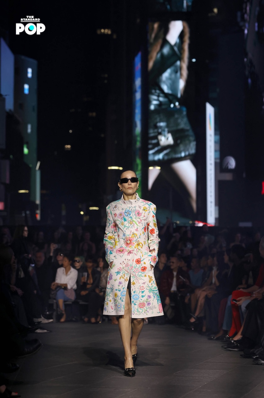 ภาพ Paris Hilton เดินแบบบนรันเวย์ Gucci Core ที่ Times Square 10