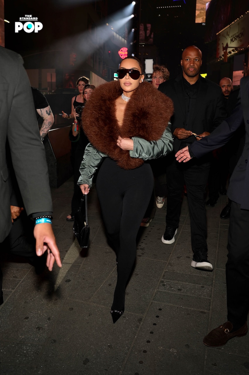 ภาพ Paris Hilton เดินแบบบนรันเวย์ Gucci Core ที่ Times Square 8
