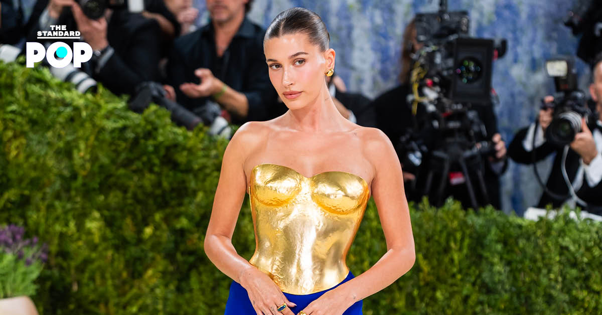Hailey Bieber ในชุดเดรสสีขาวเข้าร่วมงาน Met Gala