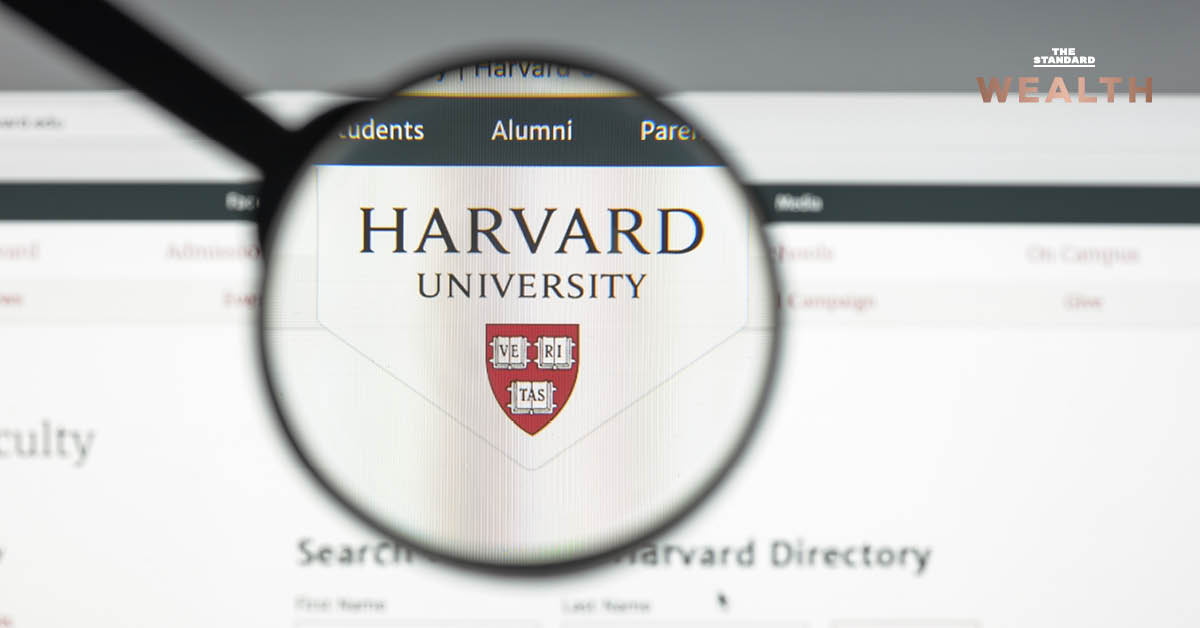 ภาพอาคารมหาวิทยาลัย Harvard และข้อความเกี่ยวกับการจำกัดเกรด A