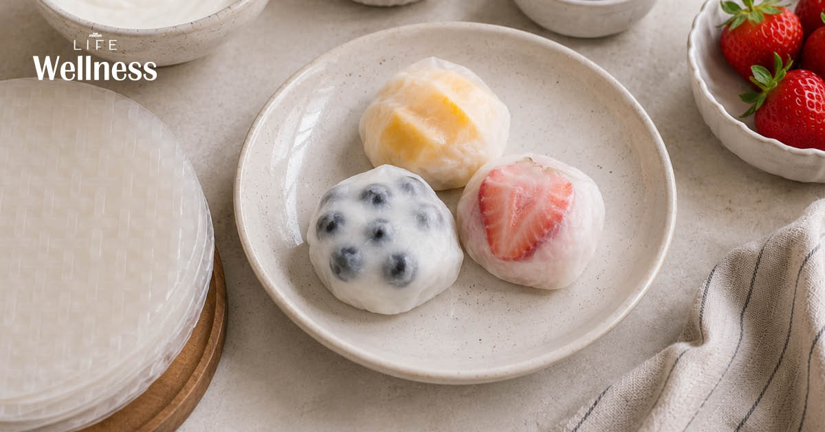 ภาพโมจิกรีกโยเกิร์ตแป้งเวียดนามที่ตกแต่งด้วยสตรอว์เบอร์รีและบลูเบอร์รี