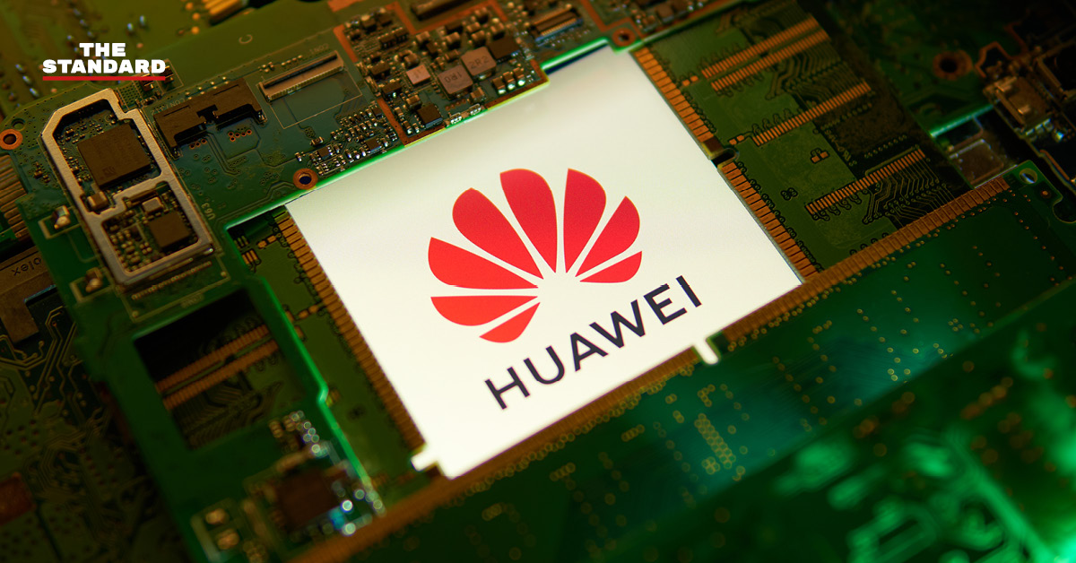 ภาพโลโก้ Huawei และชิปคอมพิวเตอร์