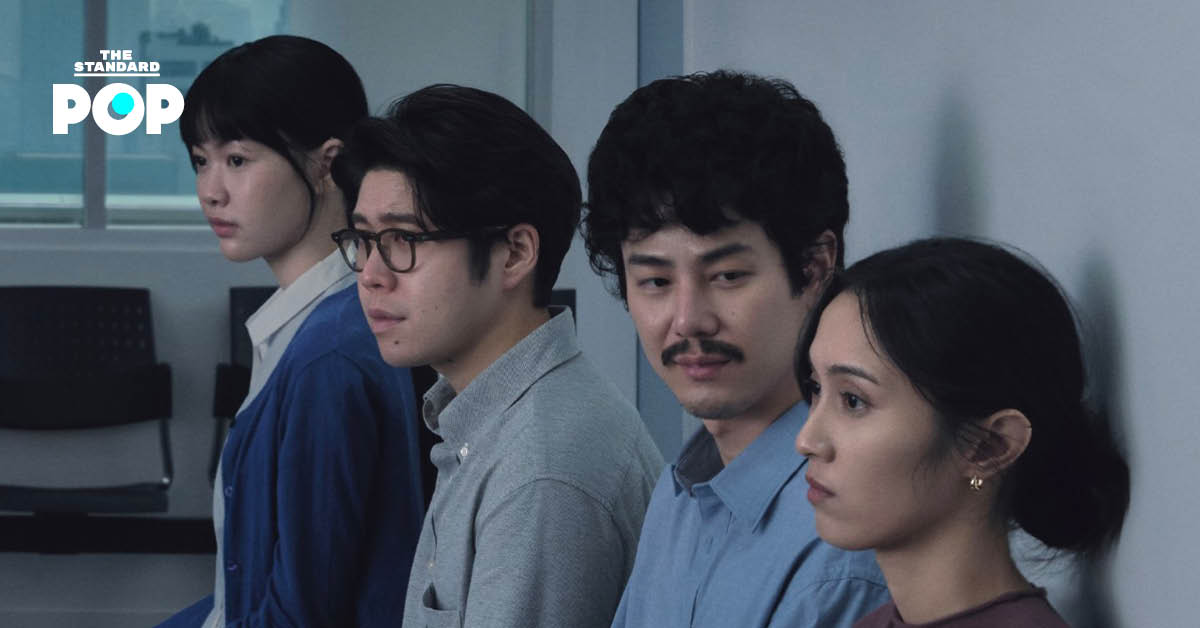 โปสเตอร์ภาพยนตร์เรื่อง พนักงานใหม่ (โปรดรับไว้พิจารณา) พร้อมโลโก้ Netflix
