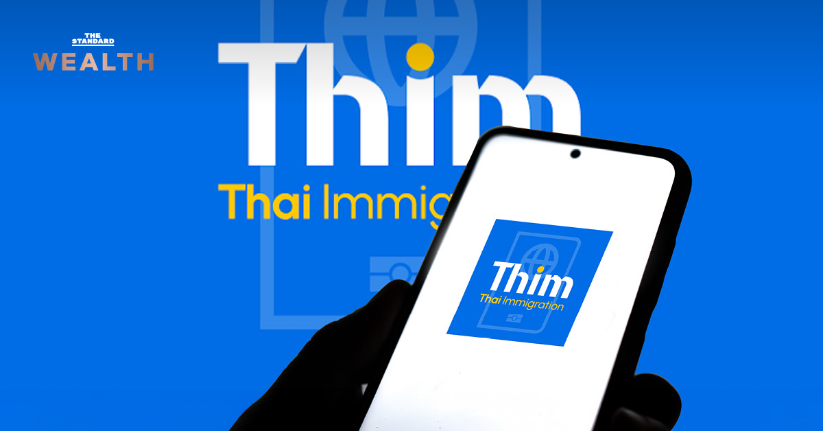 สมาร์ทโฟนแสดงแอปพลิเคชัน THIM พร้อมข้อความระบุว่า สตม.ไทยใช้ AWS Cloud ช่วยลดเวลากรอกใบตม.ของนักท่องเที่ยวเหลือไม่เกิน 3 นาที
