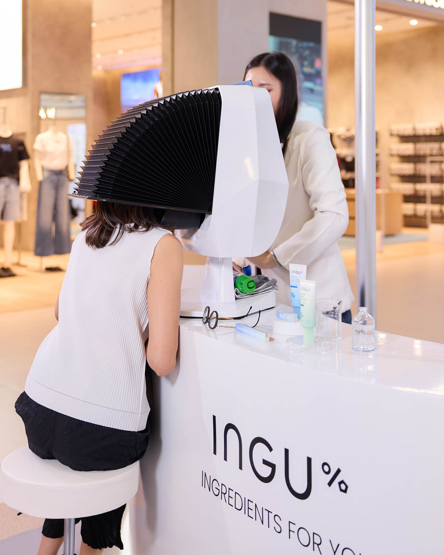 เอส ศุภ พรีเซนเตอร์ INGU ถือกันแดด INGU BluVlite Sunscreen ในงานเปิดตัว 5
