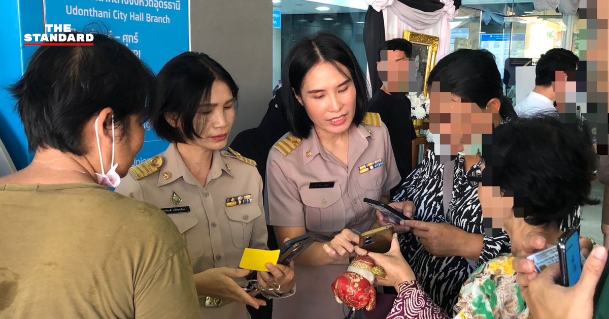 เจ้าหน้าที่กำลังช่วยเหลือประชาชนและร้านค้าลงทะเบียนโครงการไทยช่วยไทย พลัส