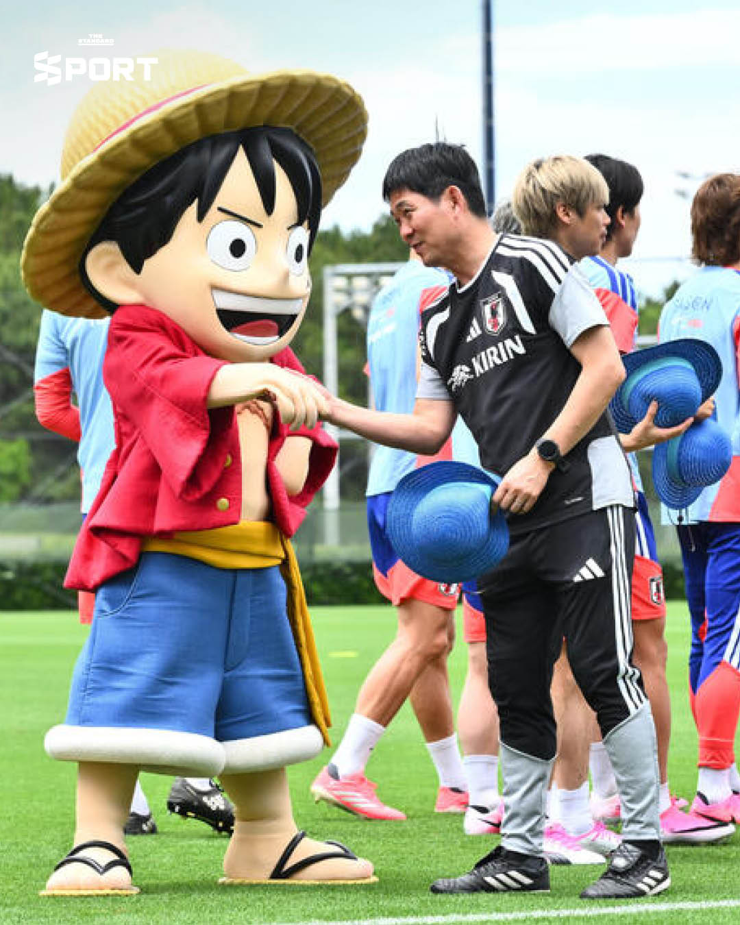 วาตารุ เอ็นโดะ กัปตันทีมชาติญี่ปุ่นสวมหมวกฟางสีน้ำเงินจาก ONE PIECE 1