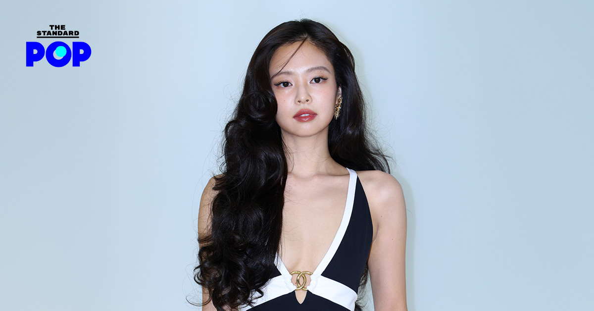 JENNIE ในชุดว่ายน้ำท่อนบนและกางเกงสูทของ CHANEL ร่วมชมแฟชั่นโชว์ Métiers d'Art 2026 ที่กรุงโซล