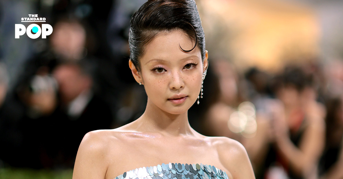 JENNIE ในชุดเดรส CHANEL สีฟ้าเกาะอกร่วมงาน Met Gala 2026