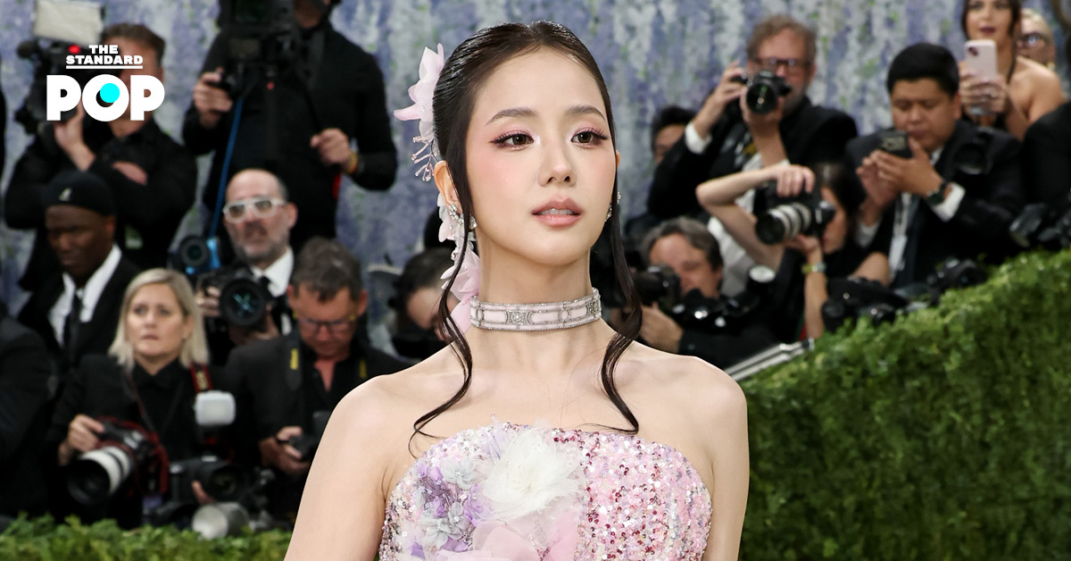 JISOO สวมชุด Dior และเครื่องประดับ Cartier ในงาน Met Gala