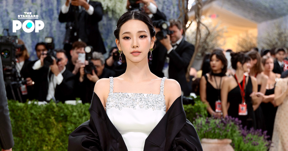KARINA วง aespa ในชุดเดรสสีขาวสั่งตัดพิเศษจาก Prada พร้อมโค้ทสีดำคลุมไหล่ขนาดยักษ์ ในงาน Met Gala