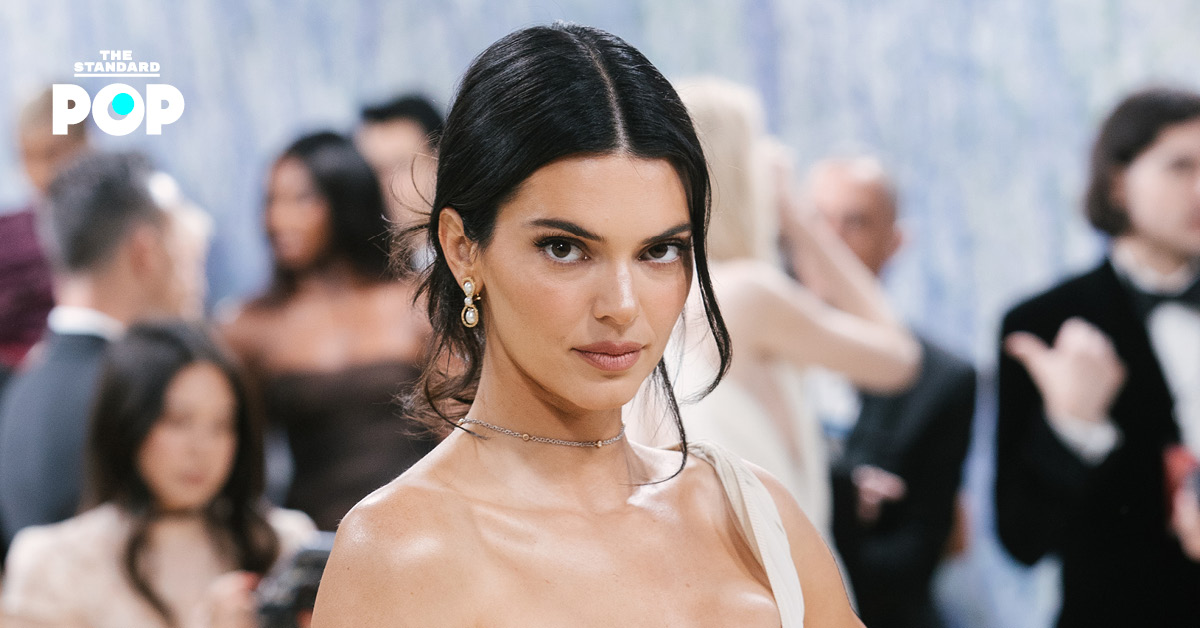 เคนดัลล์ เจนเนอร์ ในชุดจาก GapStudio กำลังเดินพรมแดงงาน Met Gala
