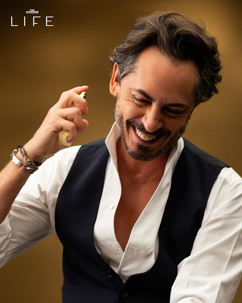 Kilian Hennessy ผู้ก่อตั้ง Kilian Paris ถ่ายภาพคู่กับน้ำหอม Her Majesty กลิ่นใหม่ 2