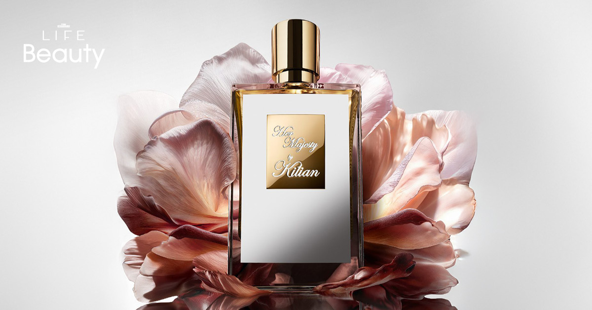 Kilian Hennessy ผู้ก่อตั้ง Kilian Paris ถ่ายภาพคู่กับน้ำหอม Her Majesty กลิ่นใหม่