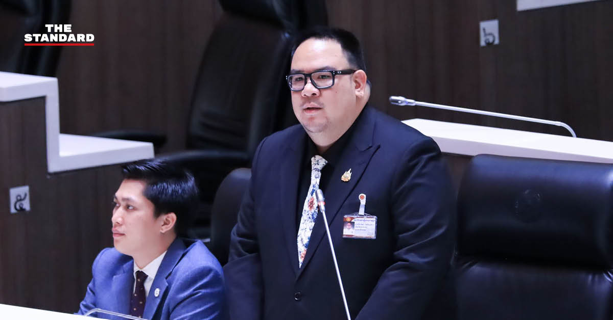ปิยวัฒน์ กิตติธเนศวร รองโฆษกพรรคกล้าธรรม แถลงข่าวประเด็นนมโรงเรียนล่าช้า