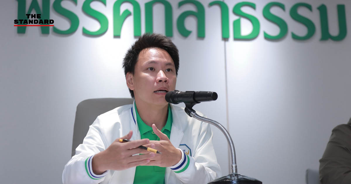 อรรถกร ศิริลัทธยากร โฆษกพรรคกล้าธรรม ให้สัมภาษณ์สื่อมวลชน