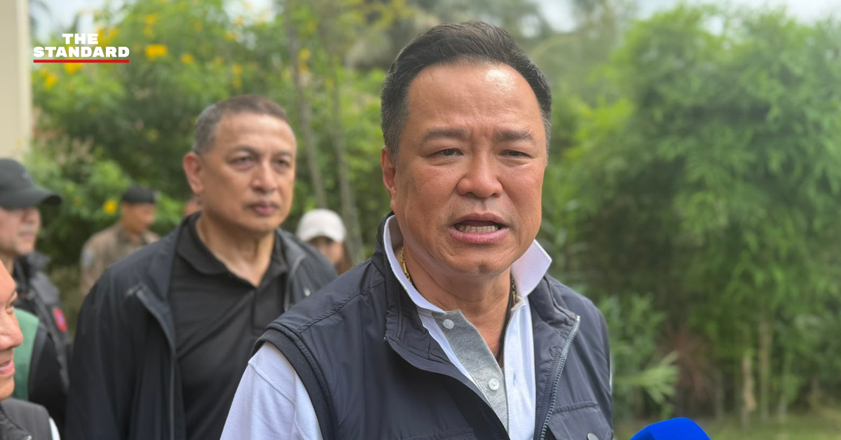 อนุทิน ชาญวีรกูล กำลังแถลงข่าวเกี่ยวกับประเด็นเกาหลีใต้แบนแรงงานไทย