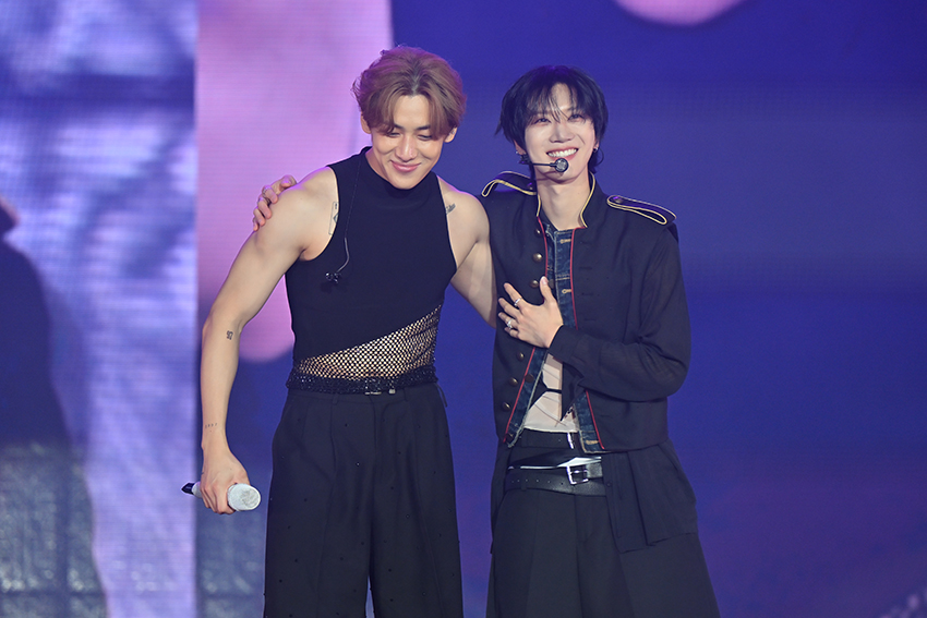 แบมแบม และ เตนล์ กำลังแสดงบนเวที K-Pop Masterz 2026 1
