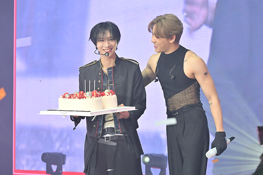 แบมแบม และ เตนล์ กำลังแสดงบนเวที K-Pop Masterz 2026 7