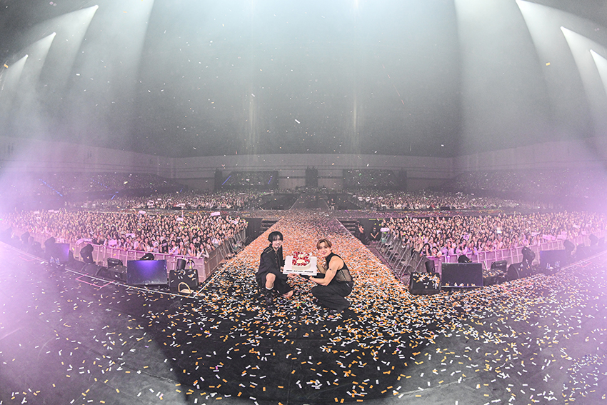 แบมแบม และ เตนล์ กำลังแสดงบนเวที K-Pop Masterz 2026 8