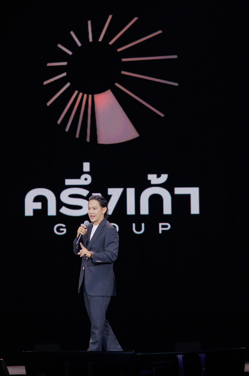 ศิลปินและผู้บริหารบนเวทีงานเปิดตัวค่ายเพลง ครึ่งเก้า GROUP ในอีเวนต์ INTO THE OTHER HALF 1