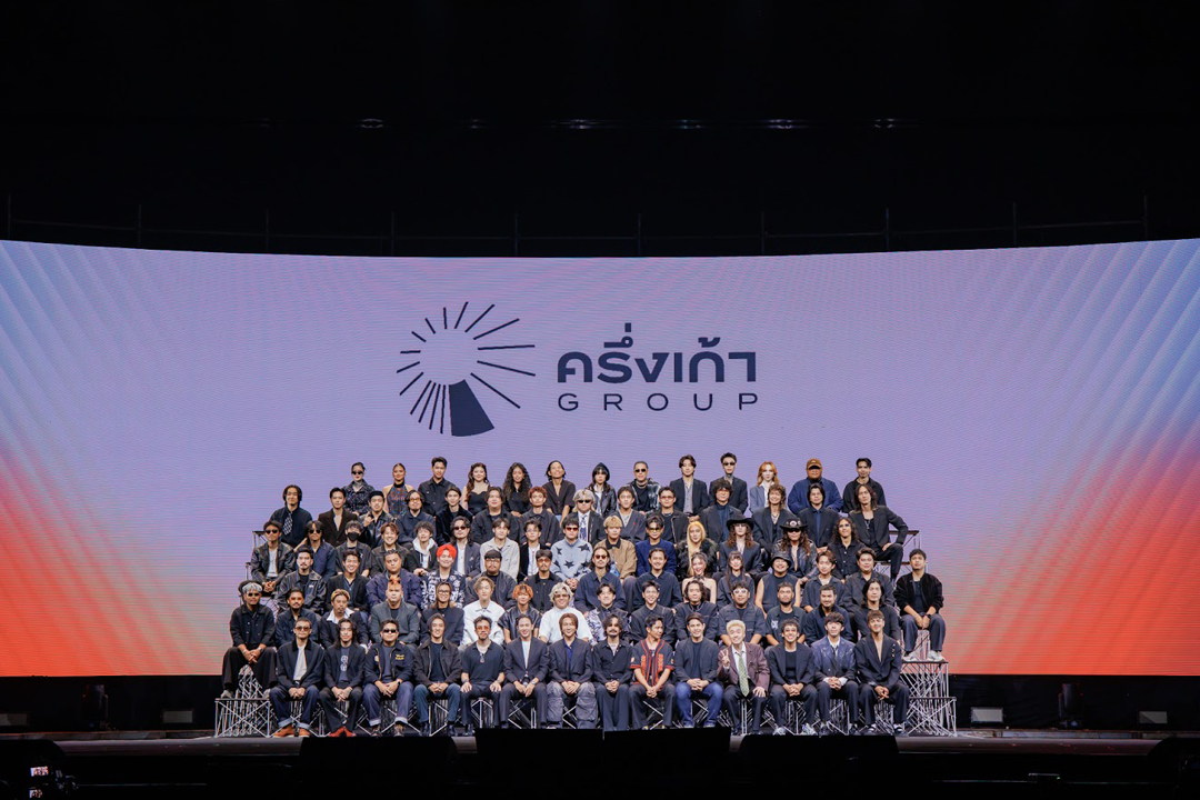 ศิลปินและผู้บริหารบนเวทีงานเปิดตัวค่ายเพลง ครึ่งเก้า GROUP ในอีเวนต์ INTO THE OTHER HALF 2