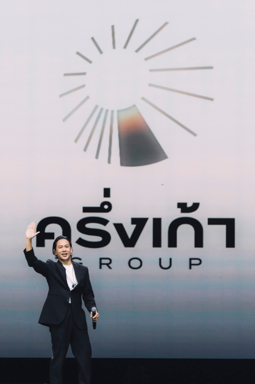ศิลปินและผู้บริหารบนเวทีงานเปิดตัวค่ายเพลง ครึ่งเก้า GROUP ในอีเวนต์ INTO THE OTHER HALF 9