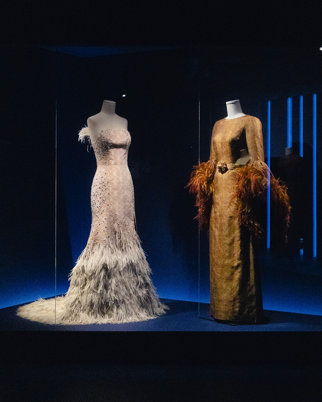 ฉลองพระองค์และผ้าไทยจัดแสดงในนิทรรศการ La Mode en Majesté ณ กรุงปารีส 1