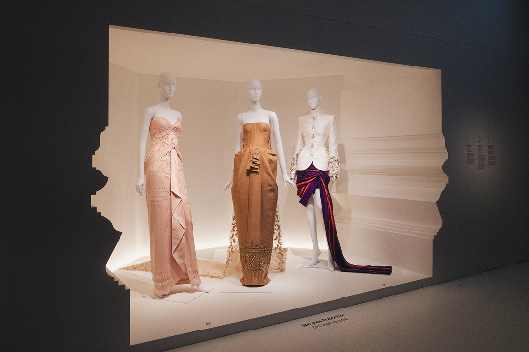 ฉลองพระองค์และผ้าไทยจัดแสดงในนิทรรศการ La Mode en Majesté ณ กรุงปารีส 4