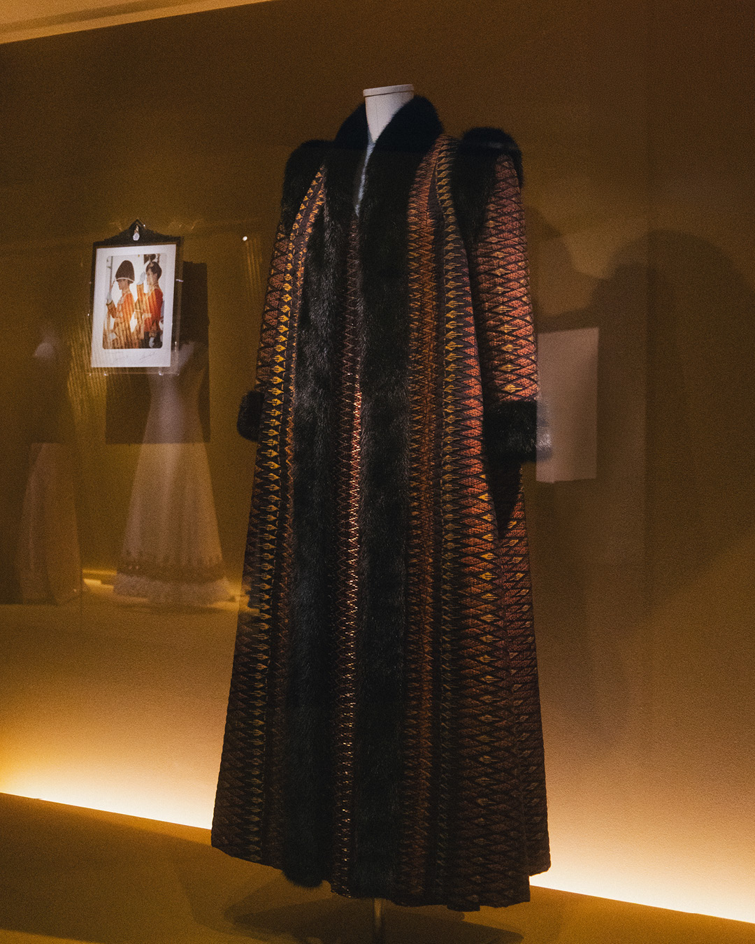 ฉลองพระองค์และผ้าไทยจัดแสดงในนิทรรศการ La Mode en Majesté ณ กรุงปารีส 7