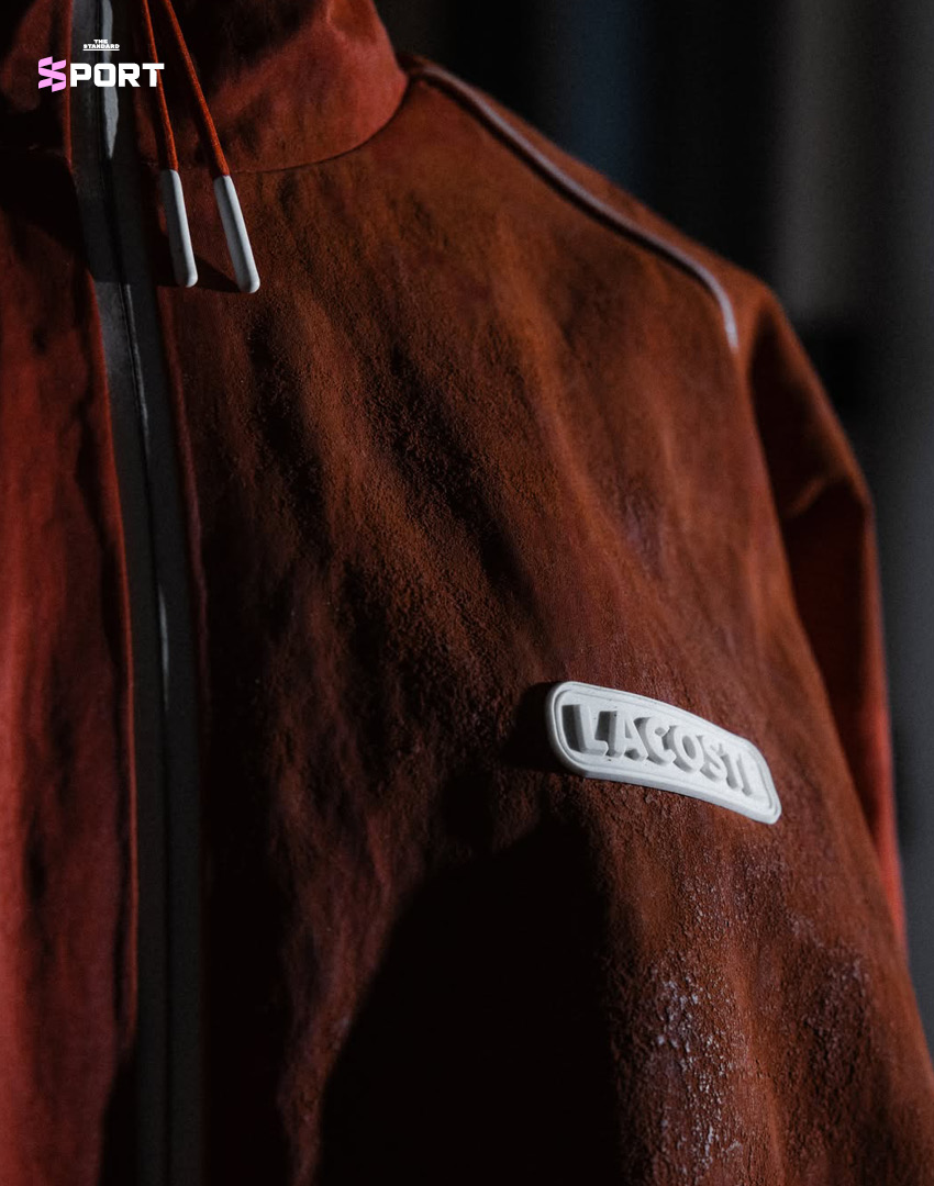 ภาพแจ็กเก็ต Lacoste ที่ออกแบบพิเศษสำหรับ โนวัค ยอโควิช ซึ่งได้รับแรงบันดาลใจจากคอร์ตดิน 3