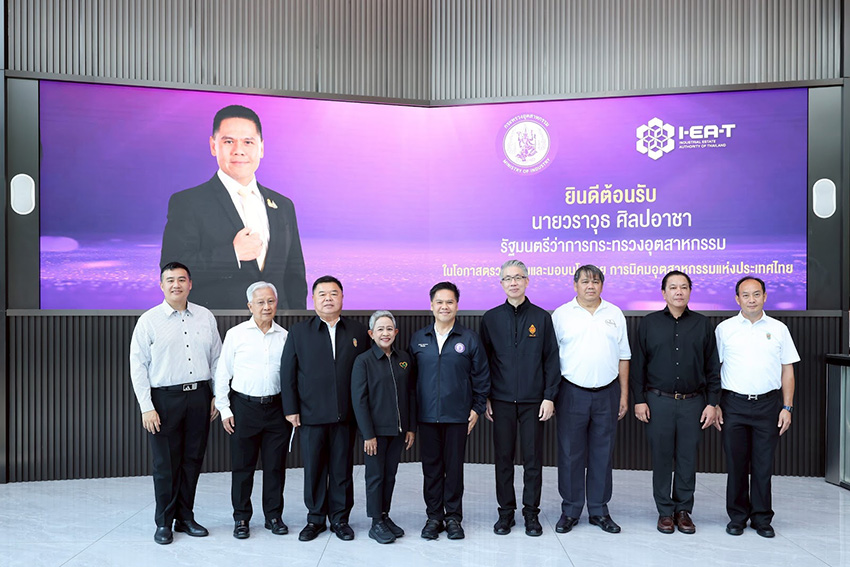 ภาพรัฐมนตรีวราวุธ ศิลปอาชา พร้อมแผนที่โครงการแลนด์บริดจ์ และข้อความเตือนให้พิจารณาปัจจัยภูมิรัฐศาสตร์ เศรษฐกิจ และสิ่งแวดล้อมอย่างรอบคอบ 2