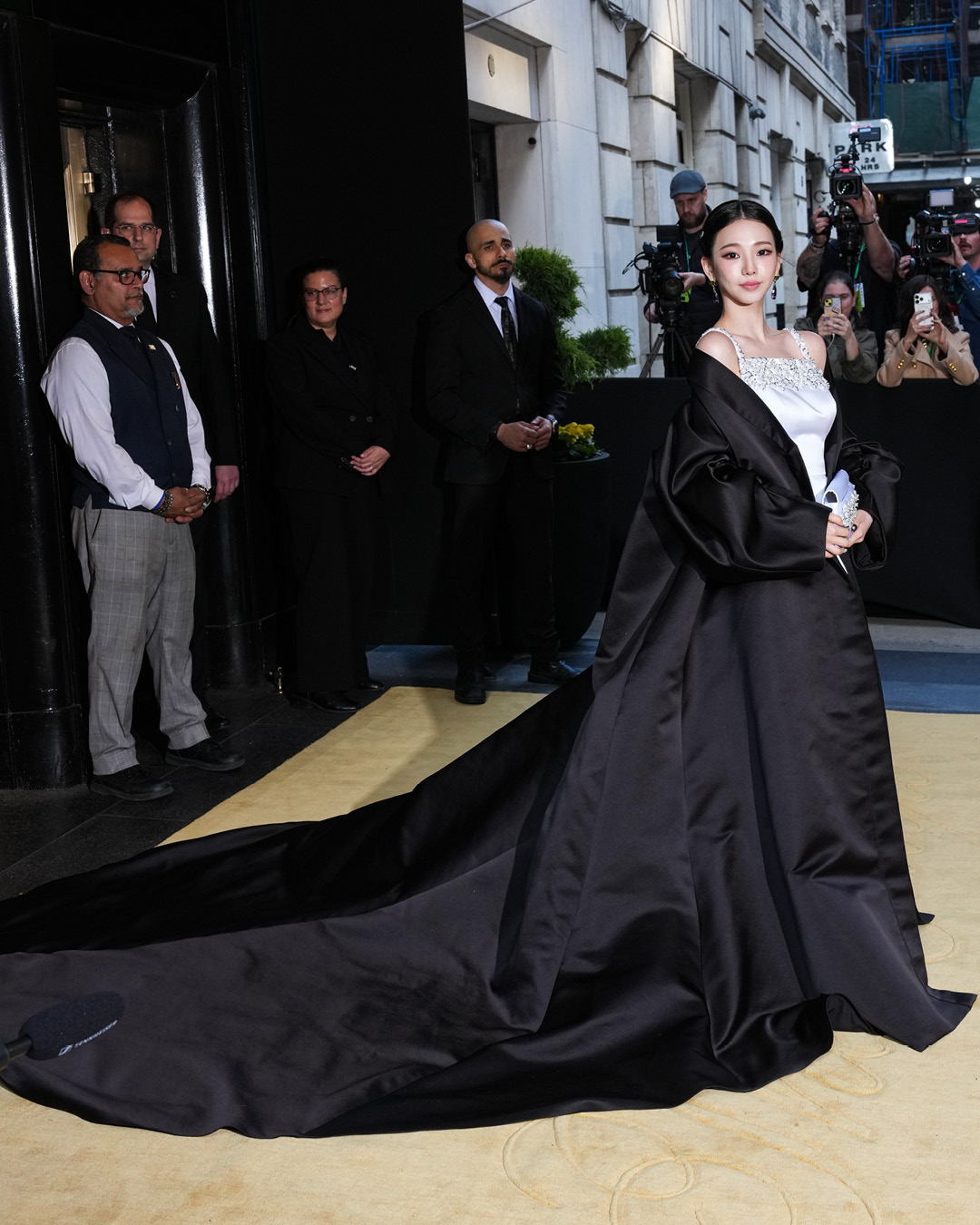 ภาพรวมคนดัง อาทิ Rihanna, Kate Moss, Karina และ Rosé ออกจาก The Carlyle Hotel เพื่อไปงาน Met Gala 2026 2