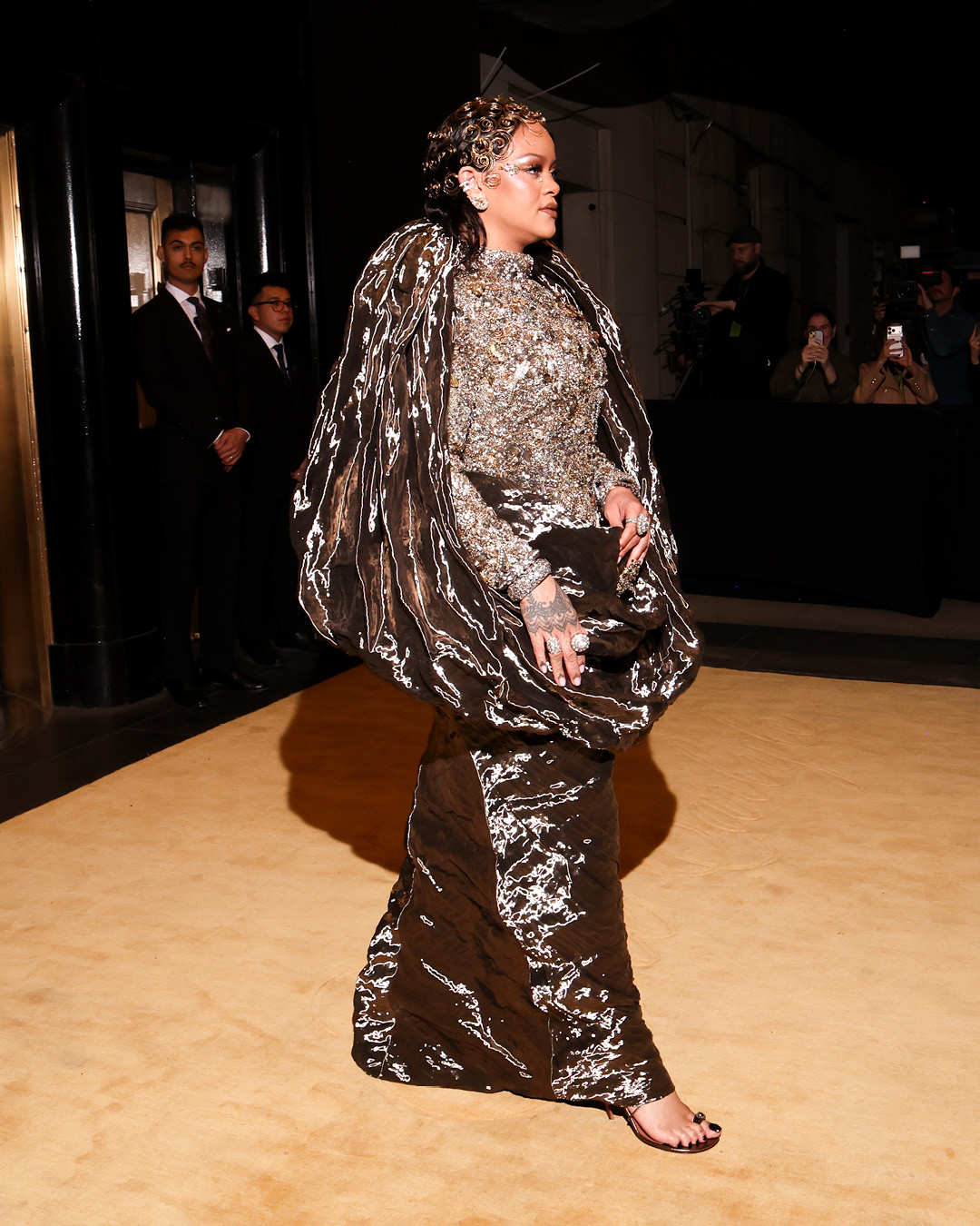 ภาพรวมคนดัง อาทิ Rihanna, Kate Moss, Karina และ Rosé ออกจาก The Carlyle Hotel เพื่อไปงาน Met Gala 2026 5