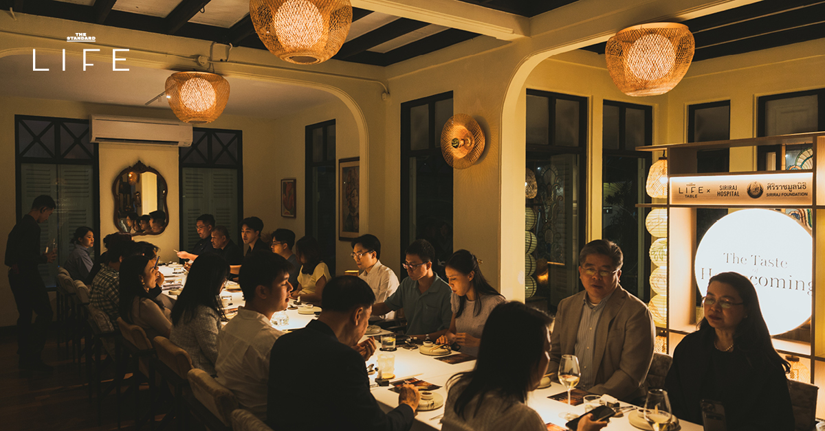 เชฟชาลี กาเดอร์ แห่งร้าน Wana Yook กำลังนำเสนอเมนูอาหารไทยร่วมสมัยในงาน LIFE TABLE