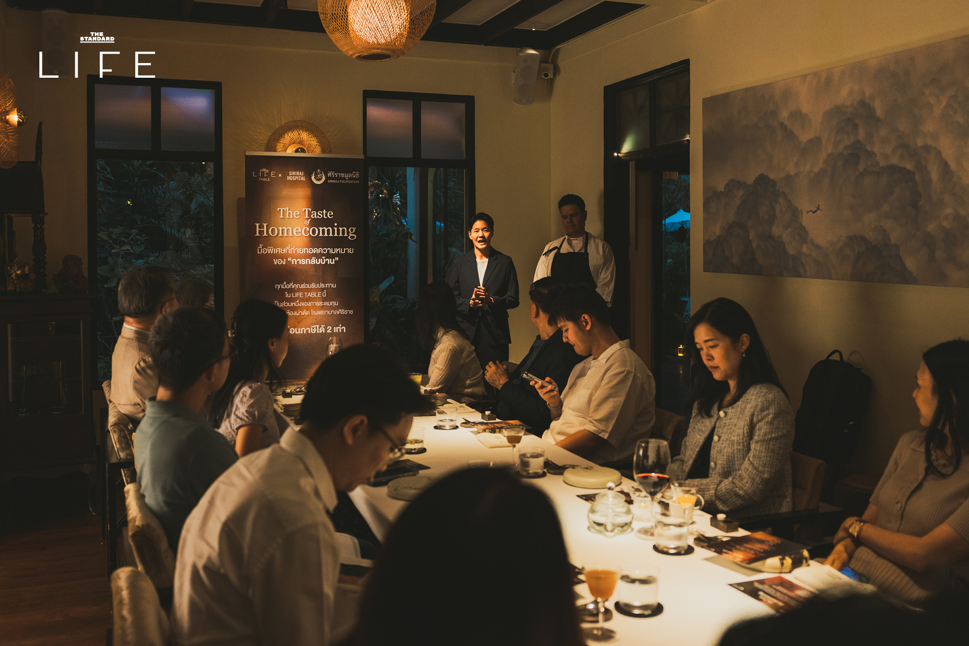 เชฟชาลี กาเดอร์ แห่งร้าน Wana Yook กำลังนำเสนอเมนูอาหารไทยร่วมสมัยในงาน LIFE TABLE 2