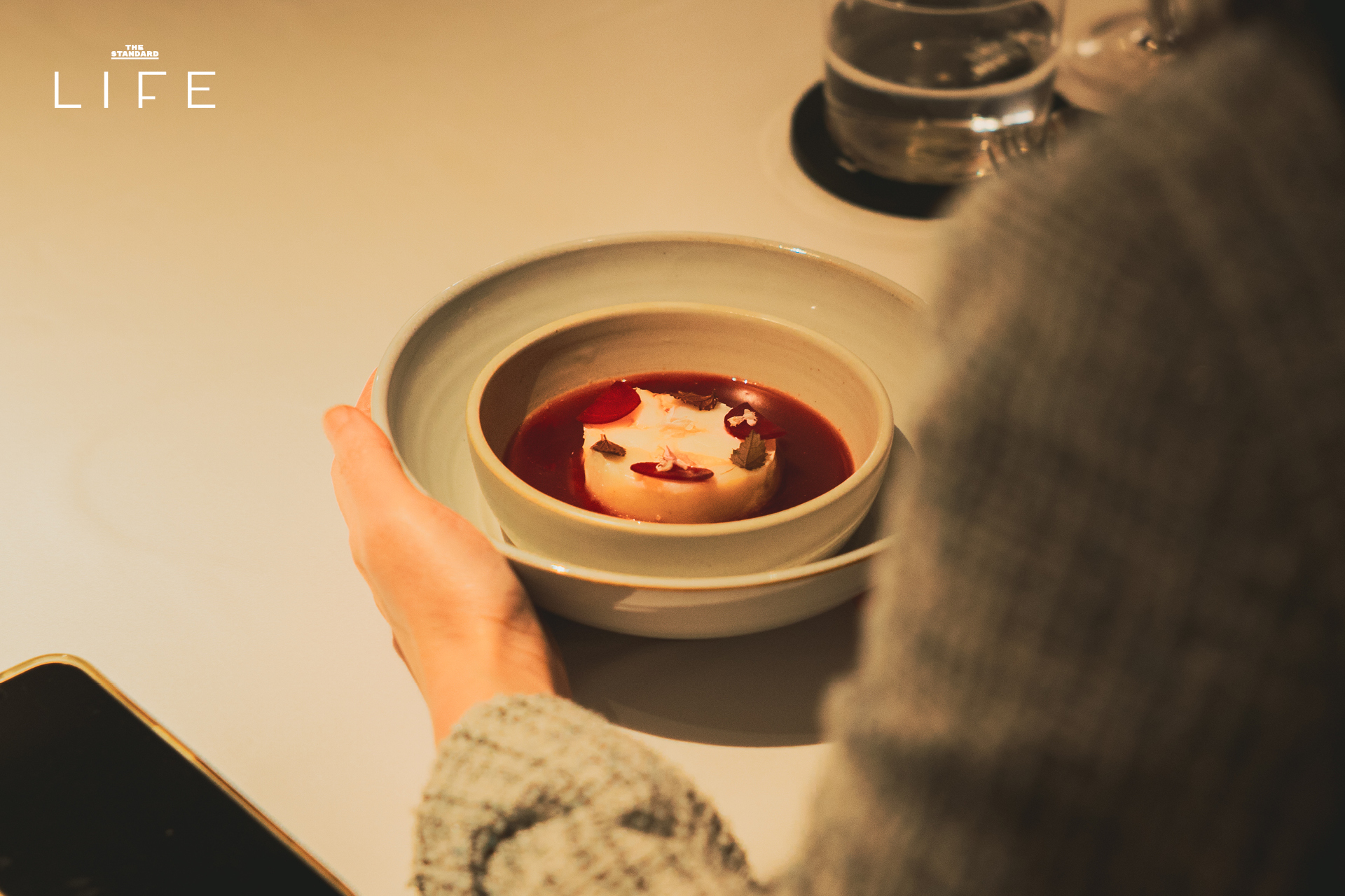 เชฟชาลี กาเดอร์ แห่งร้าน Wana Yook กำลังนำเสนอเมนูอาหารไทยร่วมสมัยในงาน LIFE TABLE 4