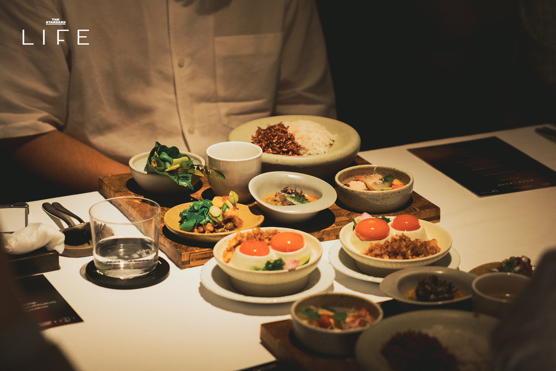เชฟชาลี กาเดอร์ แห่งร้าน Wana Yook กำลังนำเสนอเมนูอาหารไทยร่วมสมัยในงาน LIFE TABLE 5