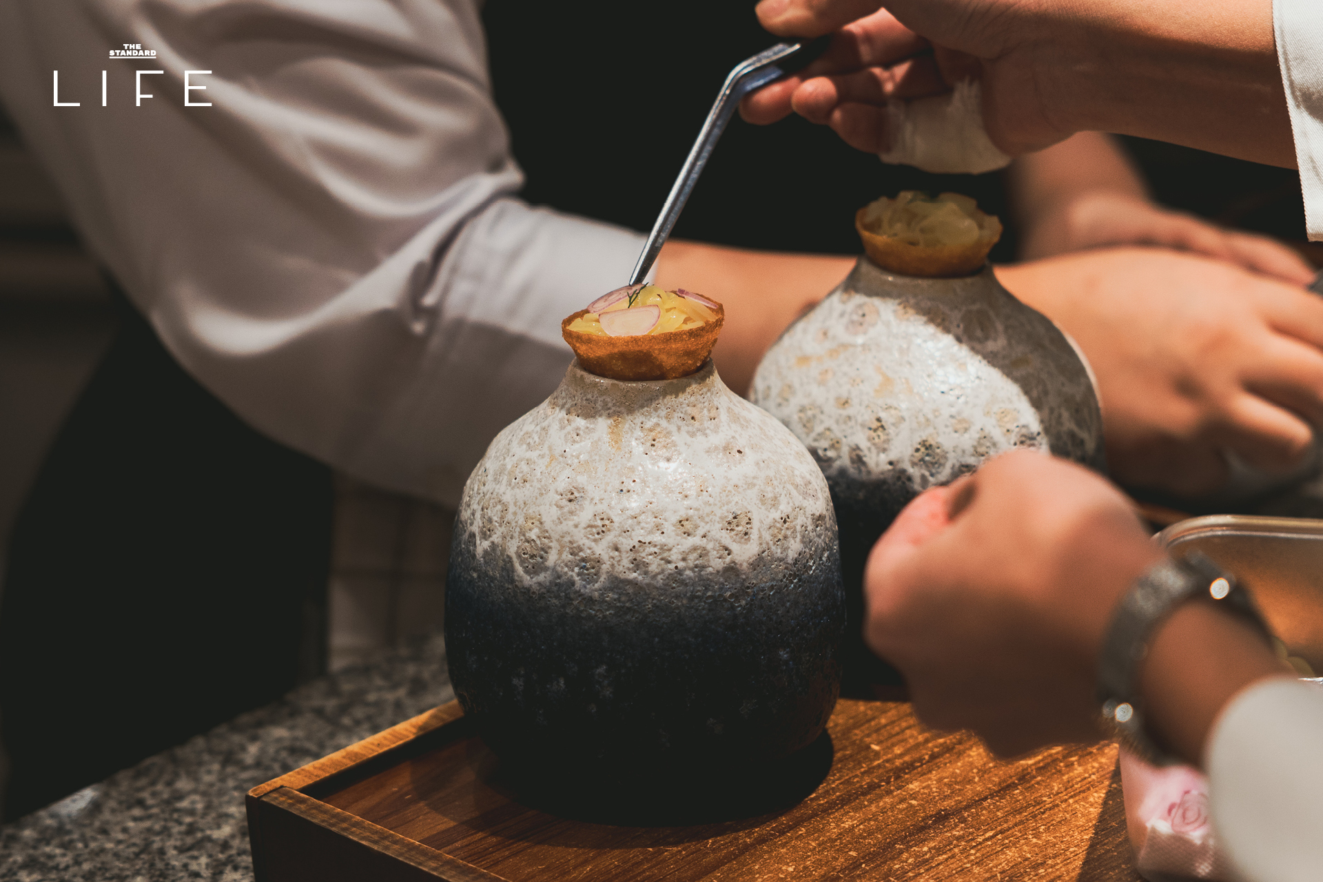 เชฟชาลี กาเดอร์ แห่งร้าน Wana Yook กำลังนำเสนอเมนูอาหารไทยร่วมสมัยในงาน LIFE TABLE 7