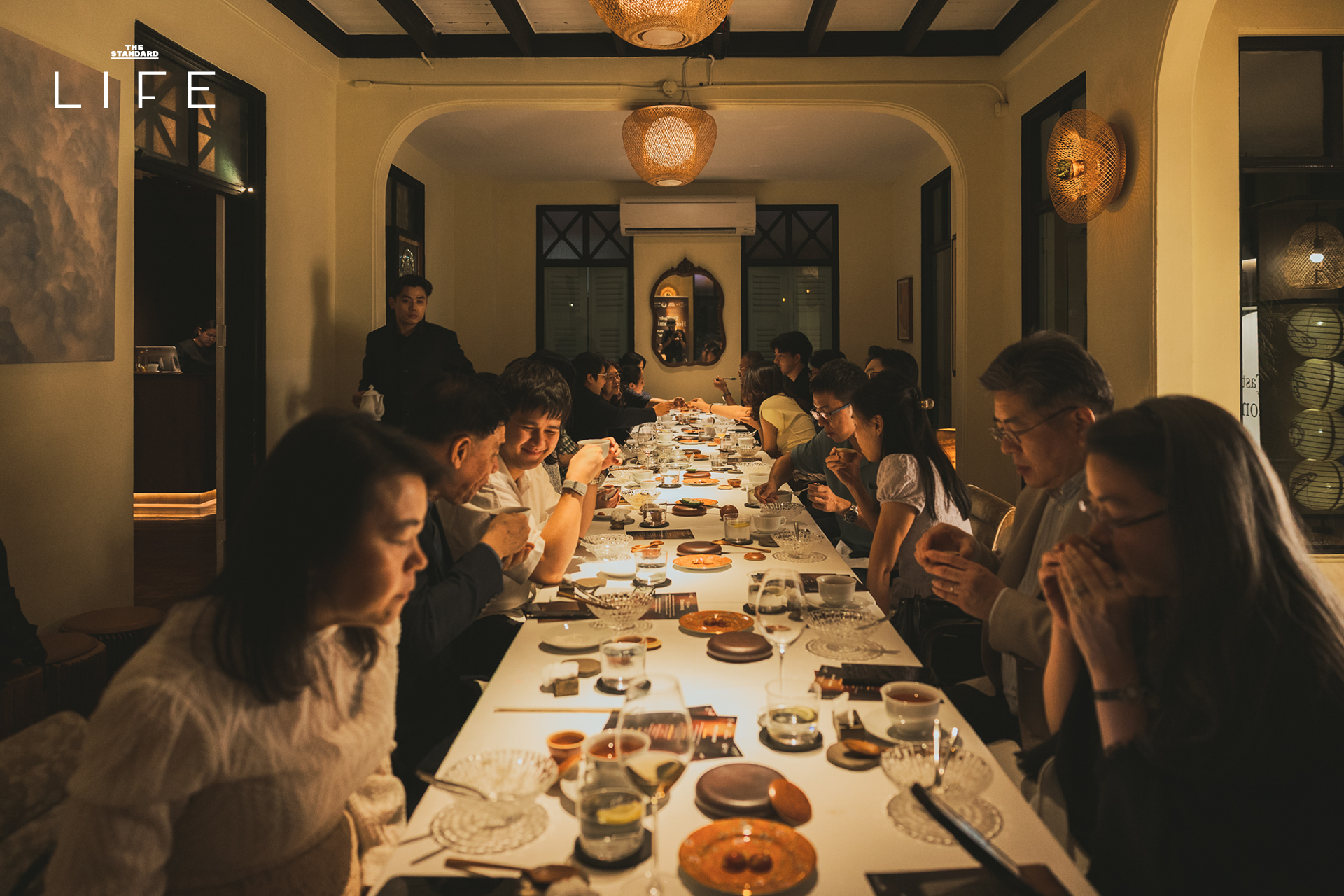 เชฟชาลี กาเดอร์ แห่งร้าน Wana Yook กำลังนำเสนอเมนูอาหารไทยร่วมสมัยในงาน LIFE TABLE 9