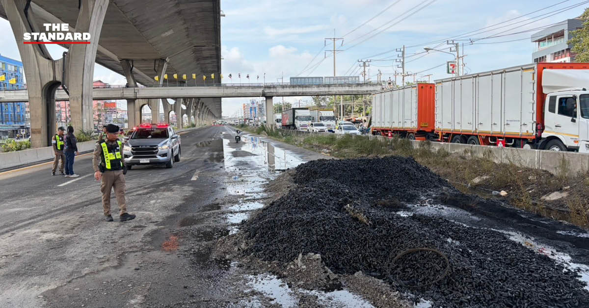 ภาพมุมสูงแสดงเหตุการณ์เพลิงไหม้รถบรรทุกแบตเตอรี่ลิเทียมบนถนนบางนา-ตราด ใต้ทางด่วนบูรพาวิถี เจ้าหน้าที่กำลังควบคุมเพลิงและเคลียร์พื้นที่