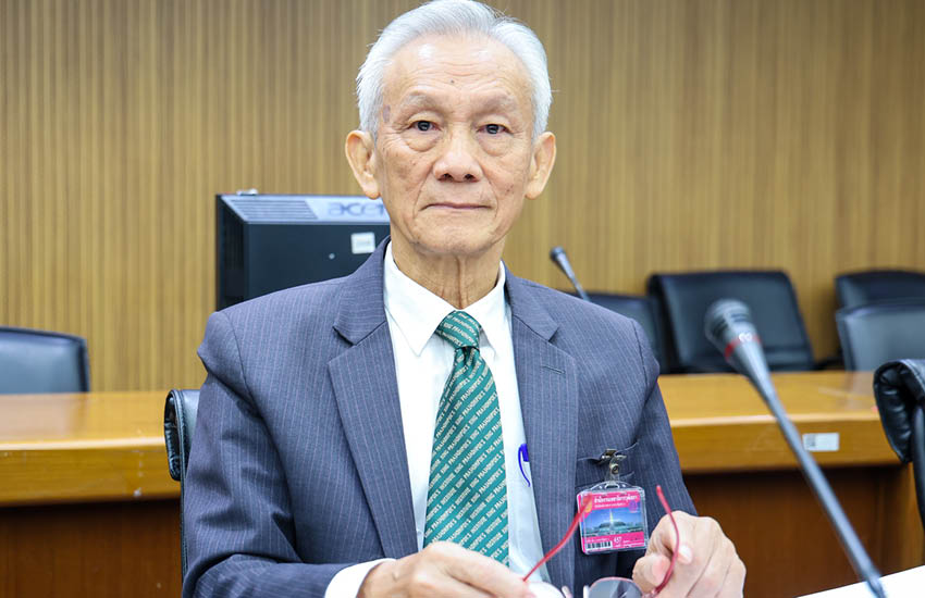 ธนบัตรไทยและค้อนผู้พิพากษา สื่อถึงการพิจารณา พ.ร.ก.กู้เงิน 4 แสนล้านบาท 2