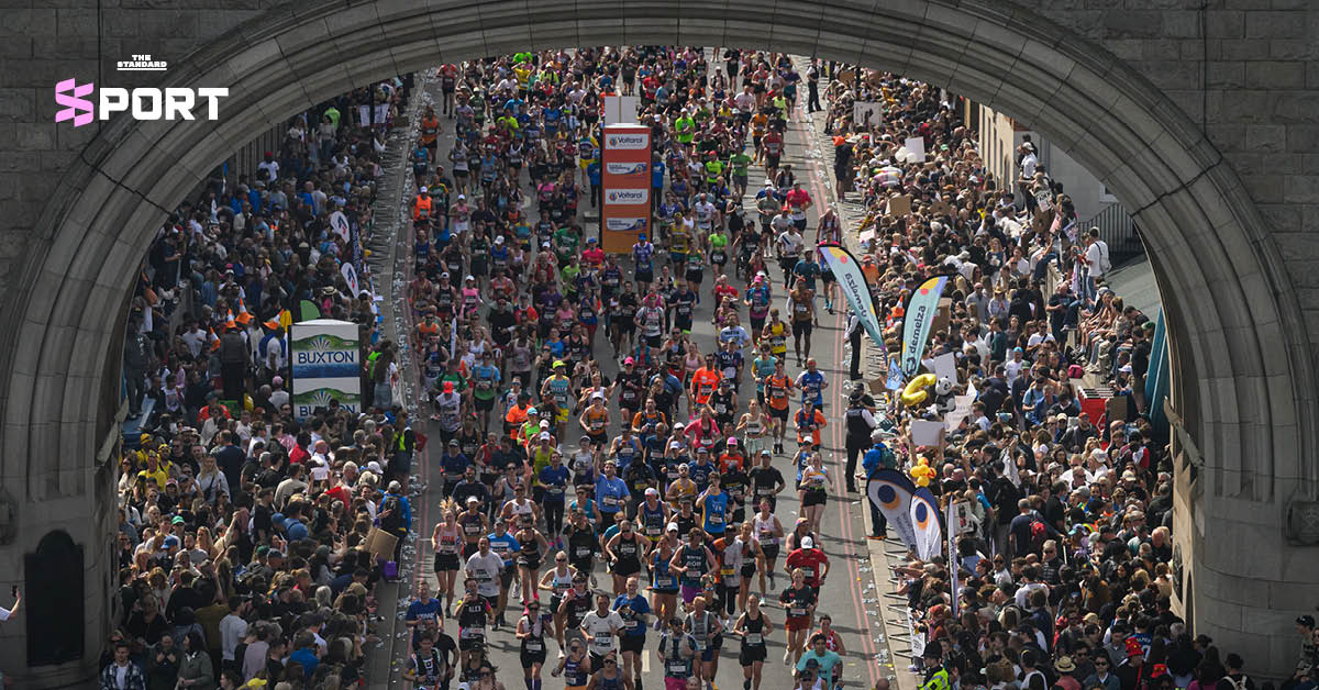 นักวิ่งจำนวนมากกำลังวิ่งข้ามสะพาน Tower Bridge ในการแข่งขัน London Marathon