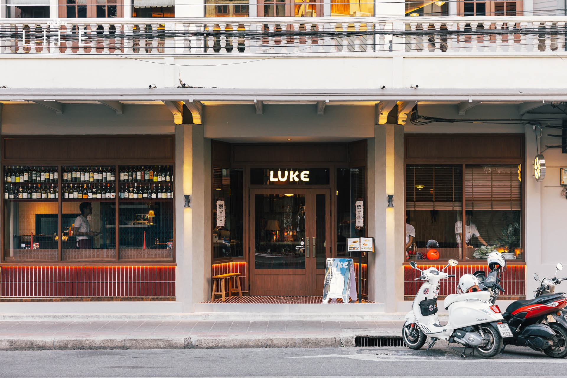 ภาพถ่ายอาคารสไตล์โคโลเนียลสีแดงสด LUKE Bangkok ร้านอาหารอิตาเลียนเปิดใหม่ ย่านหัวลำโพง 1