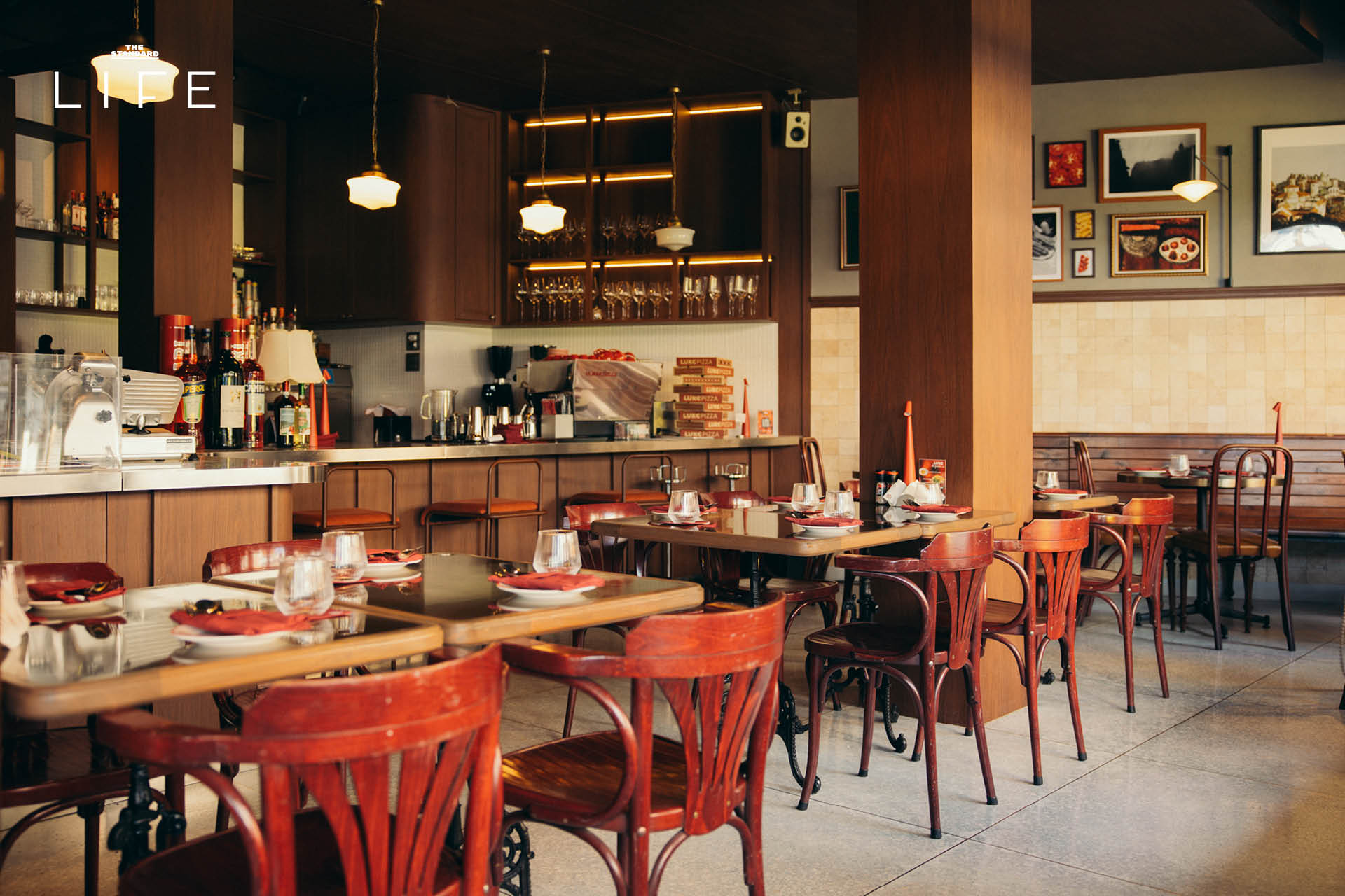 ภาพถ่ายอาคารสไตล์โคโลเนียลสีแดงสด LUKE Bangkok ร้านอาหารอิตาเลียนเปิดใหม่ ย่านหัวลำโพง 14