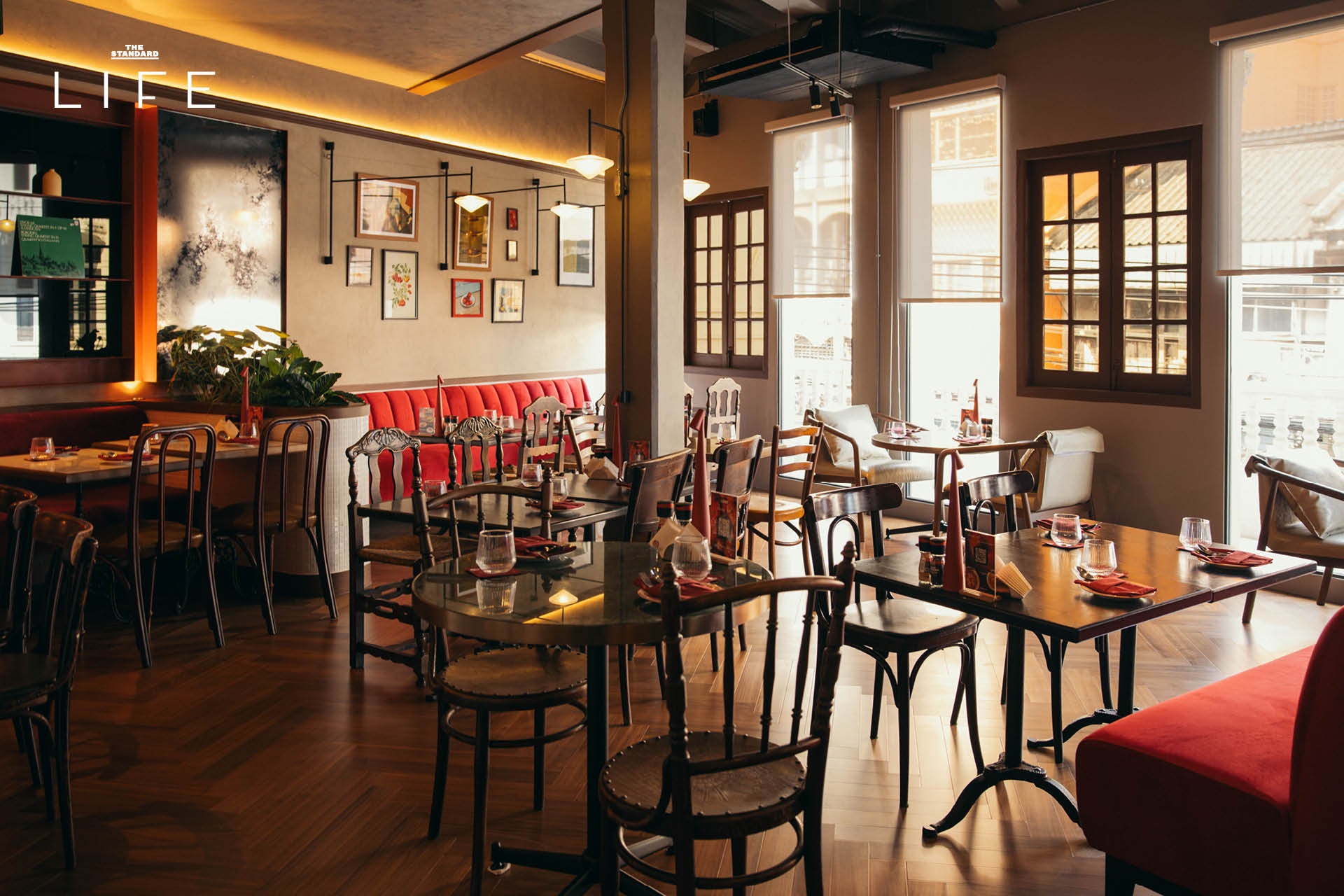 ภาพถ่ายอาคารสไตล์โคโลเนียลสีแดงสด LUKE Bangkok ร้านอาหารอิตาเลียนเปิดใหม่ ย่านหัวลำโพง 2