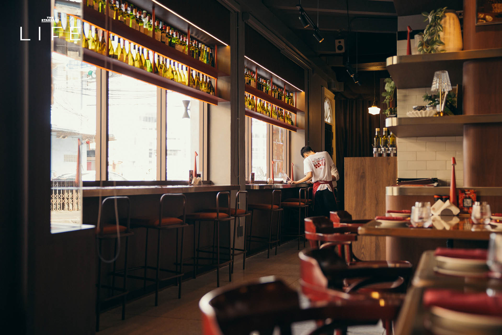 ภาพถ่ายอาคารสไตล์โคโลเนียลสีแดงสด LUKE Bangkok ร้านอาหารอิตาเลียนเปิดใหม่ ย่านหัวลำโพง 3