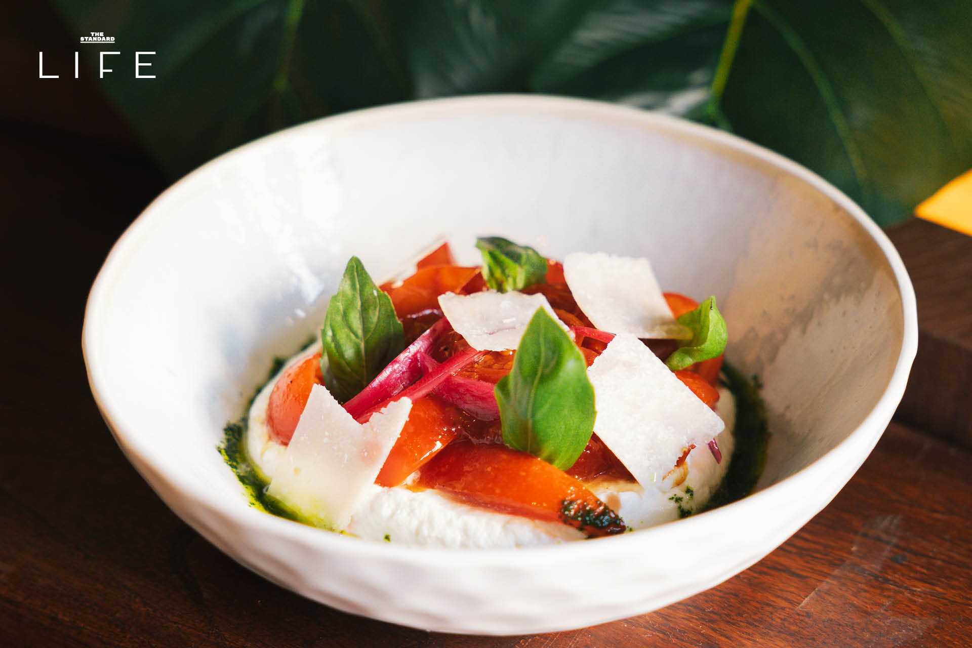 ภาพถ่ายอาคารสไตล์โคโลเนียลสีแดงสด LUKE Bangkok ร้านอาหารอิตาเลียนเปิดใหม่ ย่านหัวลำโพง 8