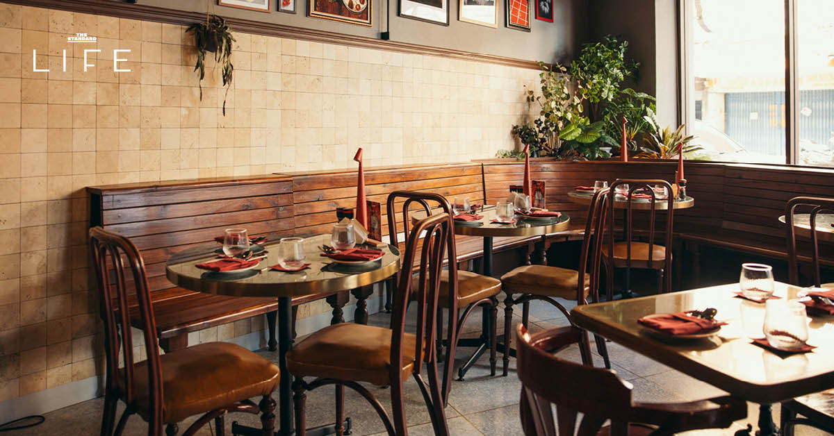 ภาพถ่ายอาคารสไตล์โคโลเนียลสีแดงสด LUKE Bangkok ร้านอาหารอิตาเลียนเปิดใหม่ ย่านหัวลำโพง